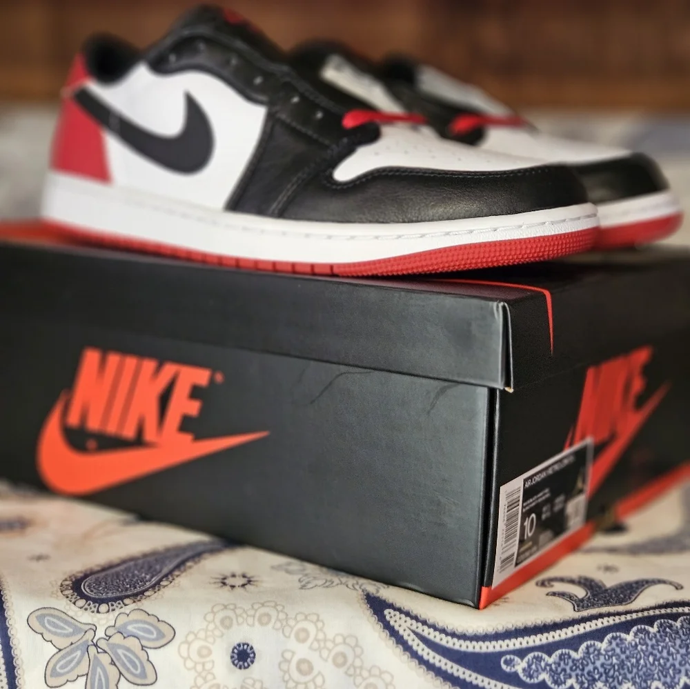 NIKE - Picture 2 of 16